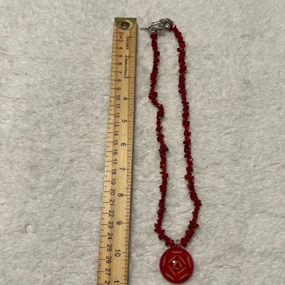 Red Rose Coral Bead Lucite Round Pendant Toggle Clasp 22 Inch Necklace - Picture 7 of 7
